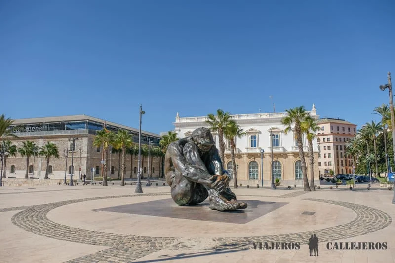 Escultura El Zulo y entorno del paseo marítimo de Cartagena · imagen de archivo