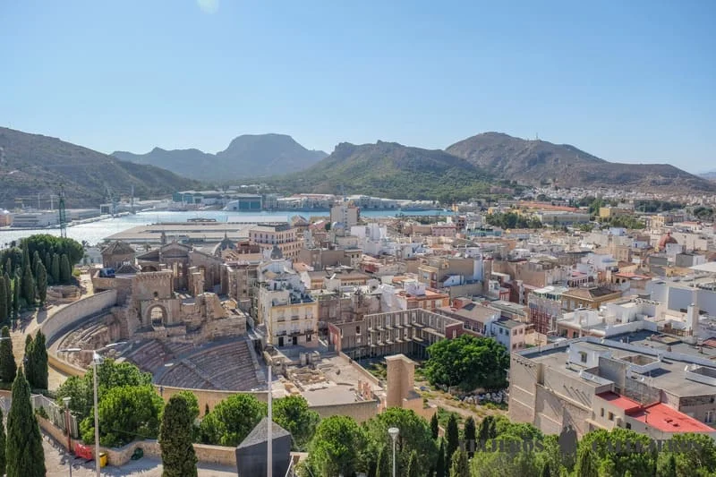 Vista de Cartagena y el Teatro Romano desde el cerro de la Concepción · imagen de archivo