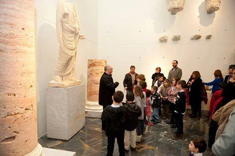 Cartel de Ven al teatro. Romano soy · Visita familiar