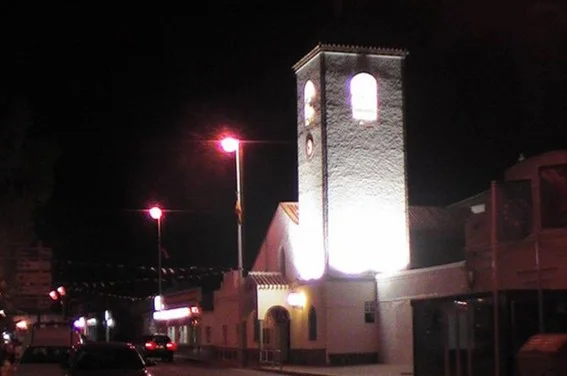 Iglesia de Los Belones iluminada; imagen del entorno de las fiestas