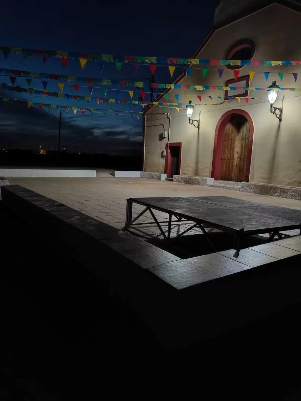 Imagen de la fuente asociada a: Ejemplo de civismo en honor a San Cosme y San Damián: los vecinos limpian sus fiestas tras cada jornada