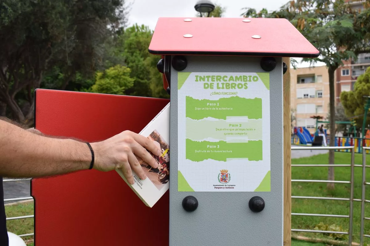 Imagen de la fuente asociada a: Cartagena incorpora un nuevo punto de intercambio de libros en el Parque de Los Juncos