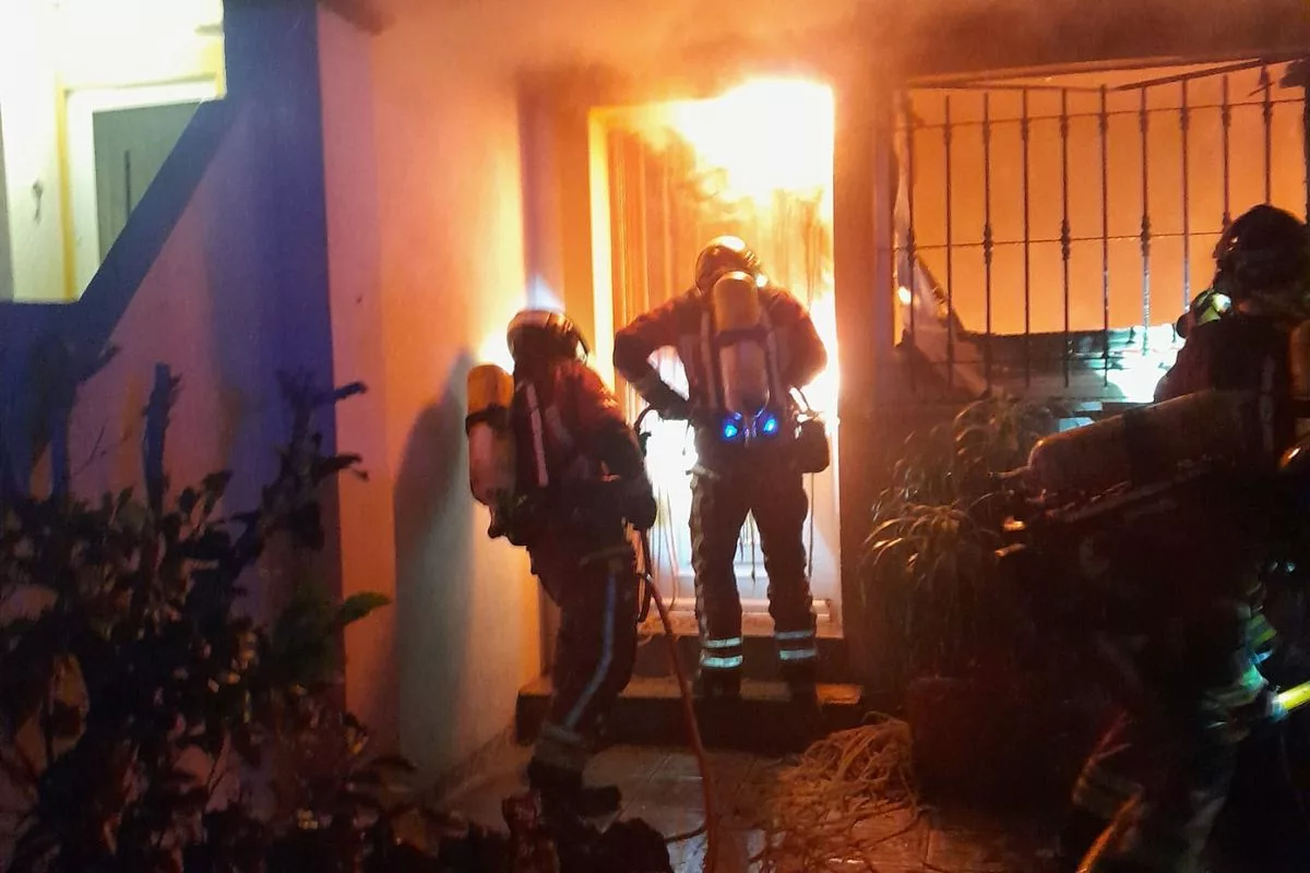 Imagen de la fuente asociada a: Bomberos del Ayuntamiento de Cartagena extinguen un incendio en un dúplex de Playa Honda