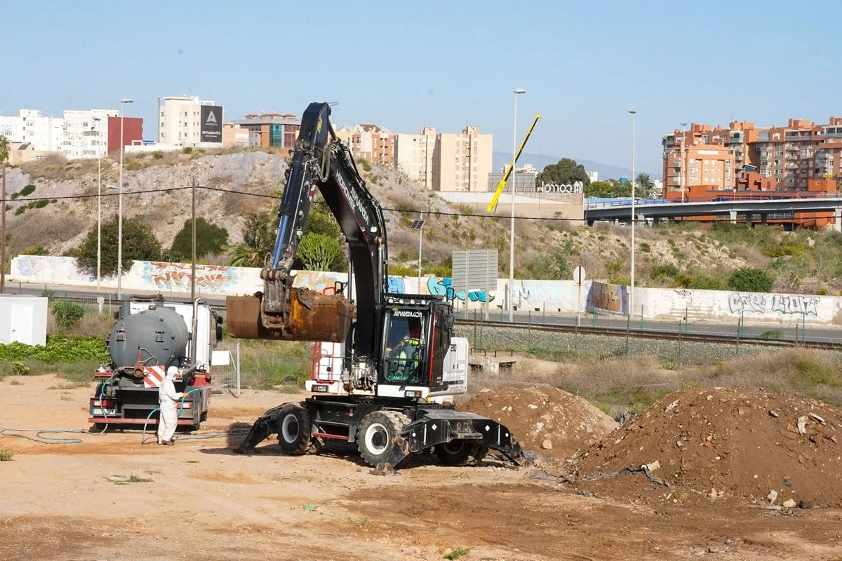 Imagen de la fuente asociada a: El Ayuntamiento retoma la retirada de residuos de Los Mateos para completar esta fase en dos días