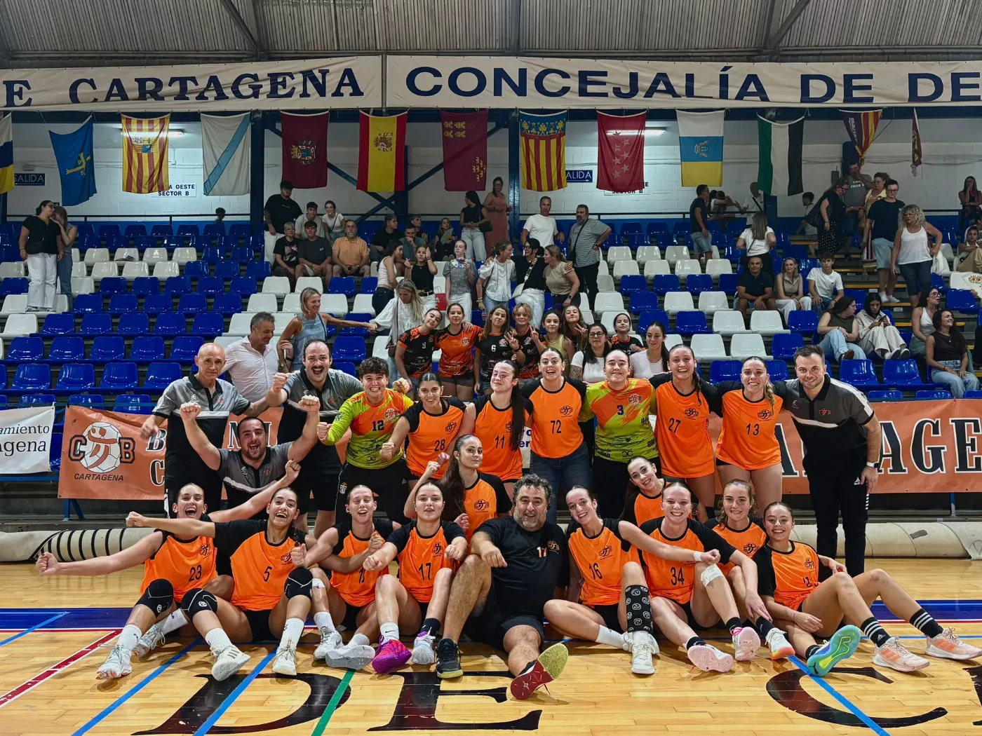 Imagen de la fuente asociada a: El balonmano femenino de Cartagena logra una victoria en su debut en Honor Plata