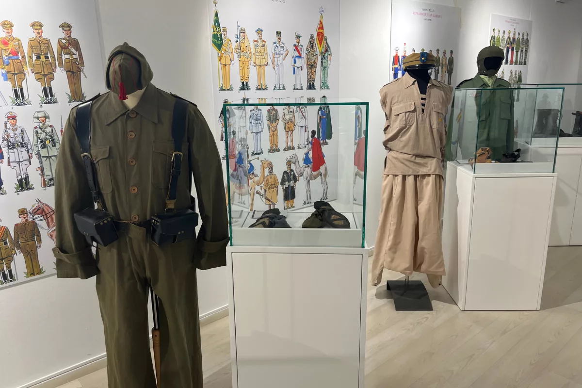 Imagen de la fuente asociada a: Una exposición repasa en la sala Domus del Pórtico la evolución de las prendas militares de Calzados Segarra