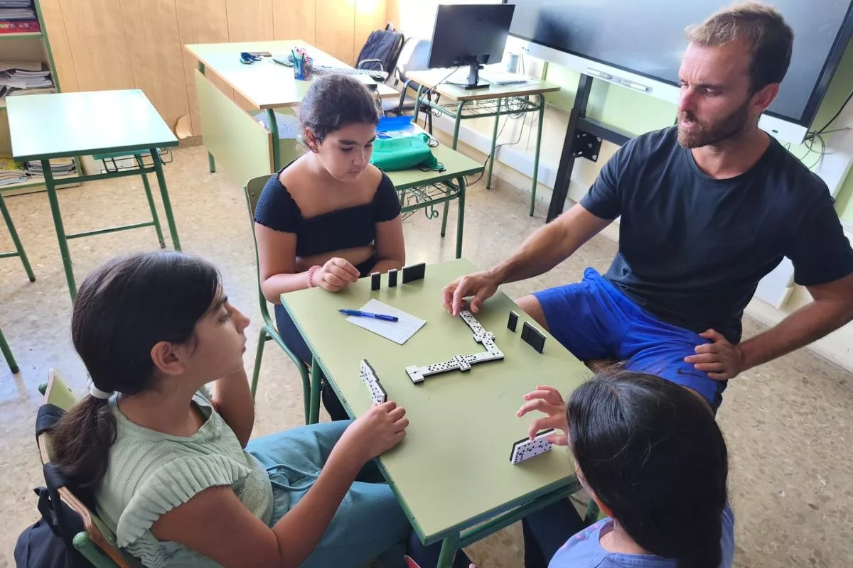 Imagen de la fuente asociada a: El programa ADE acerca el dominó a los alumnos del CEIP Stella Maris