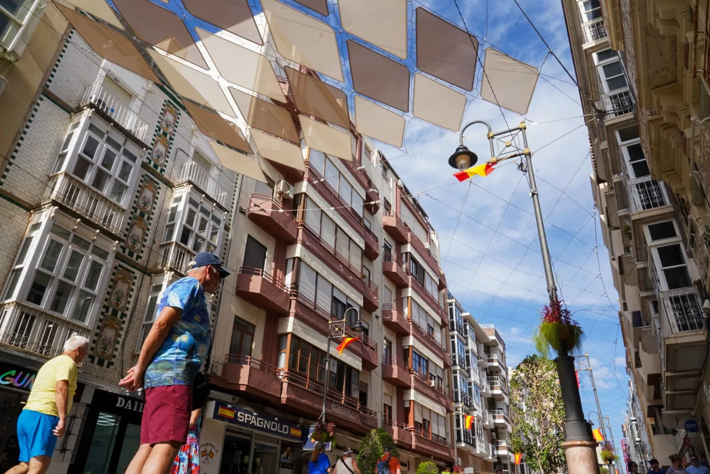 Imagen de la fuente asociada a: Comienza la retirada del sombraje de la calle del Carmen