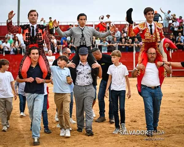 Imagen de la fuente asociada a: Acebo, Aparicio y el alumno de la Escuela Taurina de Murcia Diego Jose Marin, triunfal salida a hombros en Torre Pacheco