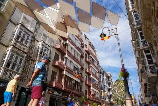Imagen de la fuente asociada a: Cartagena comienza a retirar los toldos de la calle del Carmen: los trabajos durarán mes y medio