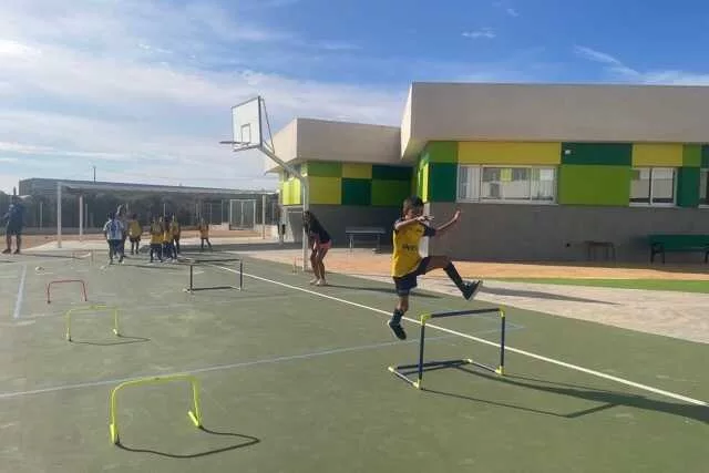 Imagen de la fuente asociada a: Más de 100 escolares de La Aljorra descubren el atletismo con el UCAM Cartagena en el inicio del Programa ADE