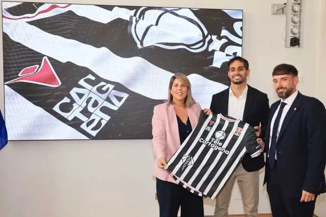 Imagen de la fuente asociada a: El FC Cartagena incorpora la imagen del Ayuntamiento a su camiseta oficial y refuerza su colaboración institucional
