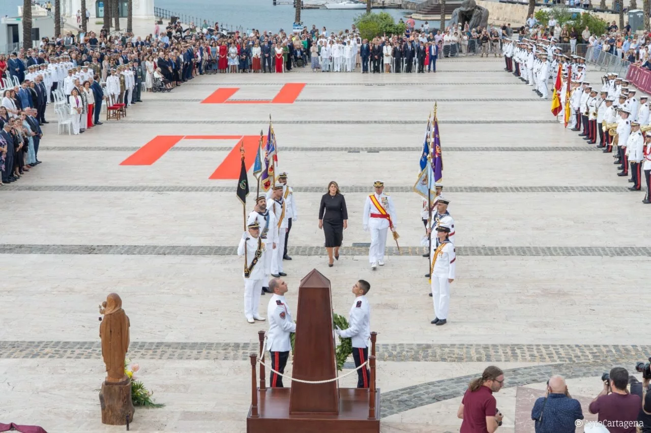Imagen de la fuente asociada a: Más de 500 civiles juran Bandera en Cartagena ante el submarino S-81 Isaac Peral