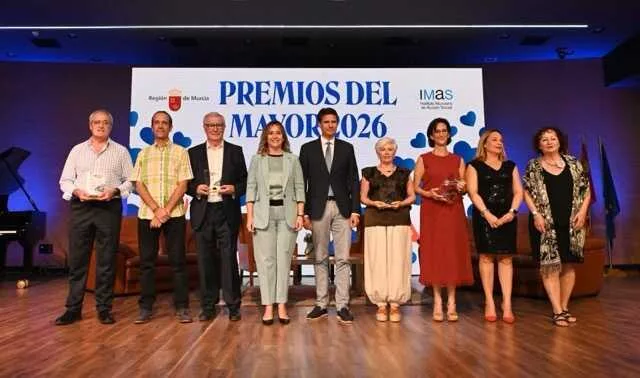 Imagen de la fuente asociada a: Toni Calderón, presidente de los mayores de Cartagena, recibe el Premio Mayor del Año de la Región de Murcia