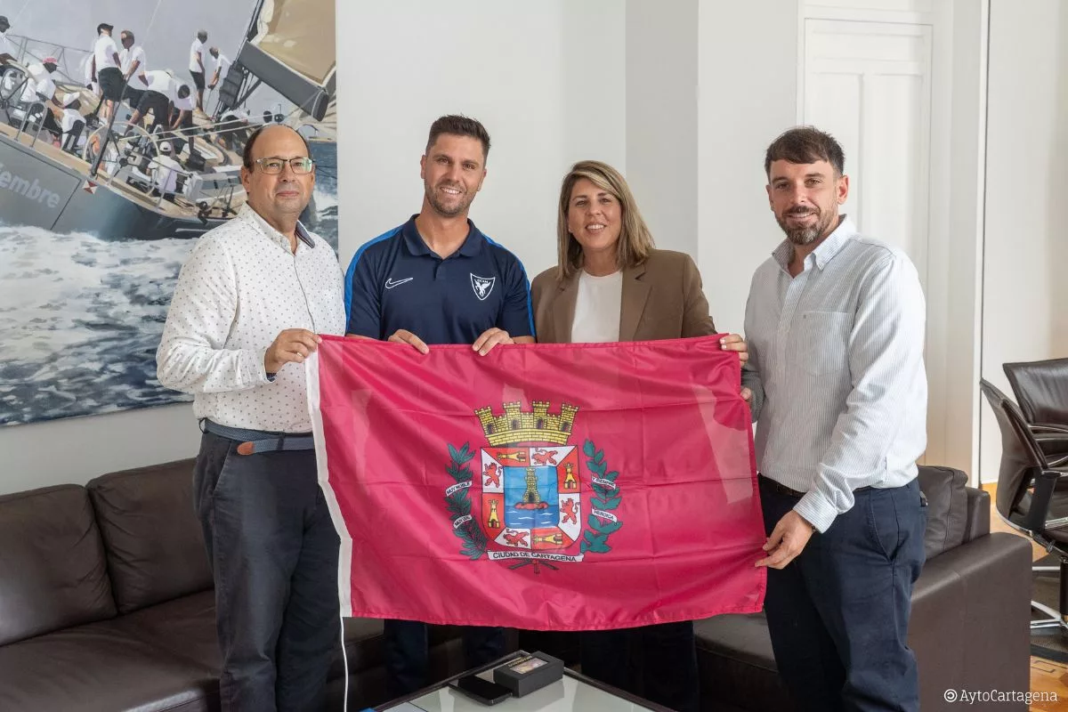 Imagen de la fuente asociada a: El pescador cartagenero Juan Carmona visita el Ayuntamiento