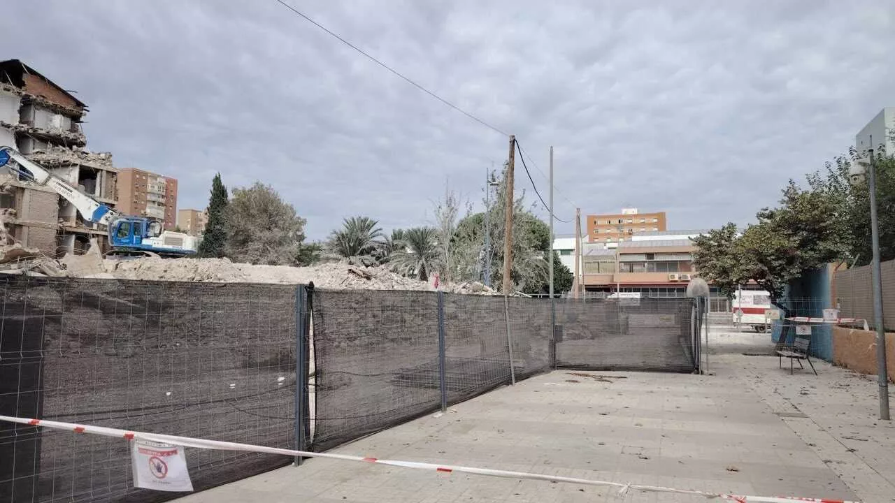 Imagen de la fuente asociada a: MC exige una inspección municipal urgente tras detectarse trabajos no declarados con amianto en la demolición de la residencia Alberto Colao