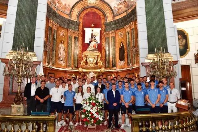 Imagen de la fuente asociada a: El FC Cartagena realiza su tradicional ofrenda a la Virgen de la Caridad antes de recibir al Águilas y afrontar el derbi ante el Real Murcia