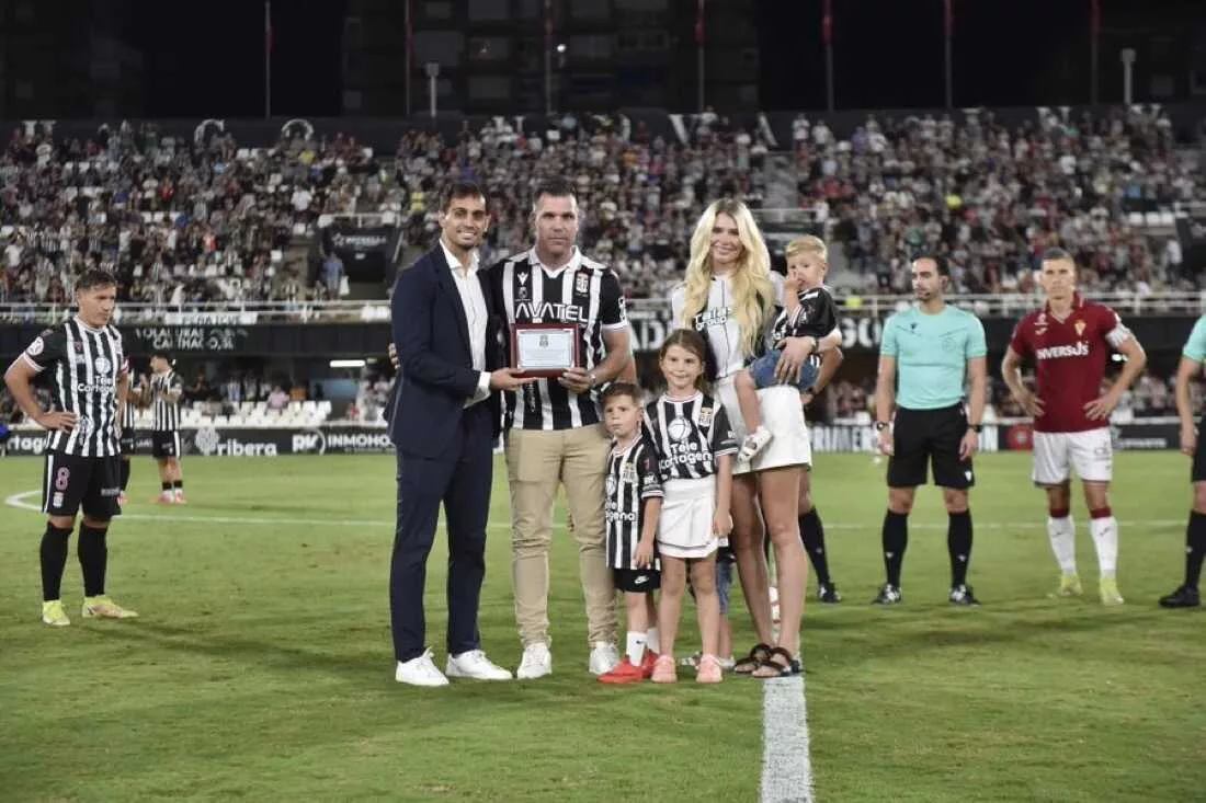 Imagen de la fuente asociada a: Alfredo Ortuño recibe el homenaje del FC Cartagena antes del derbi ante el Real Murcia