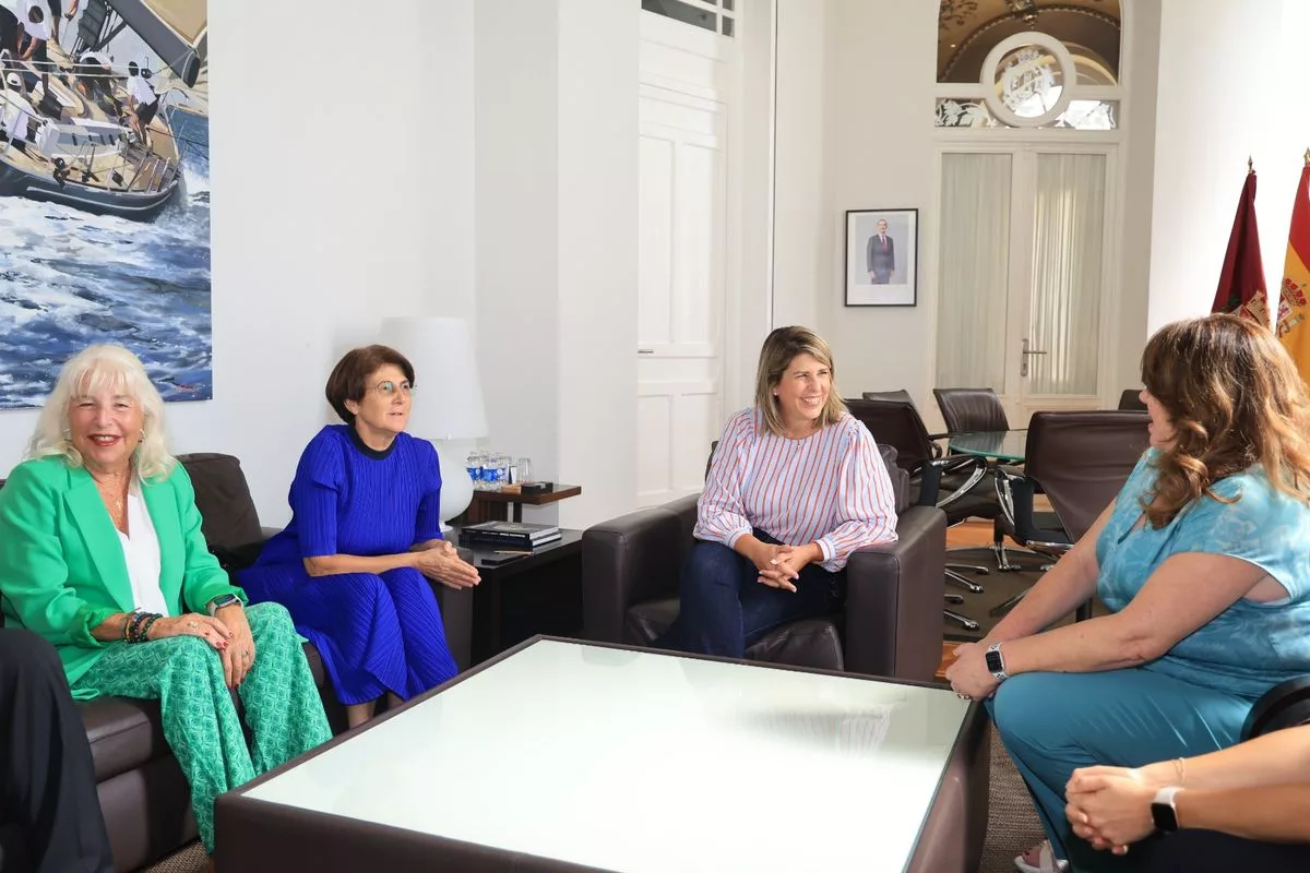 Imagen de la fuente asociada a: La alcaldesa de Cartagena recibe a la Academia de Farmacia Santa María de España para ultimar el programa de su 25 aniversario