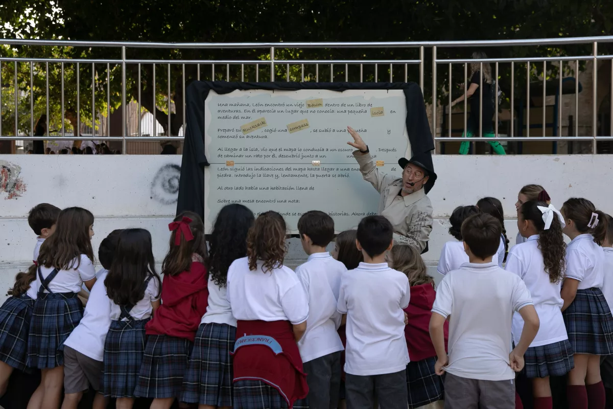 Imagen de la fuente asociada a: Más de 400 escolares descubren la magia de la literatura con su visita a la Feria del Libro de Cartagena