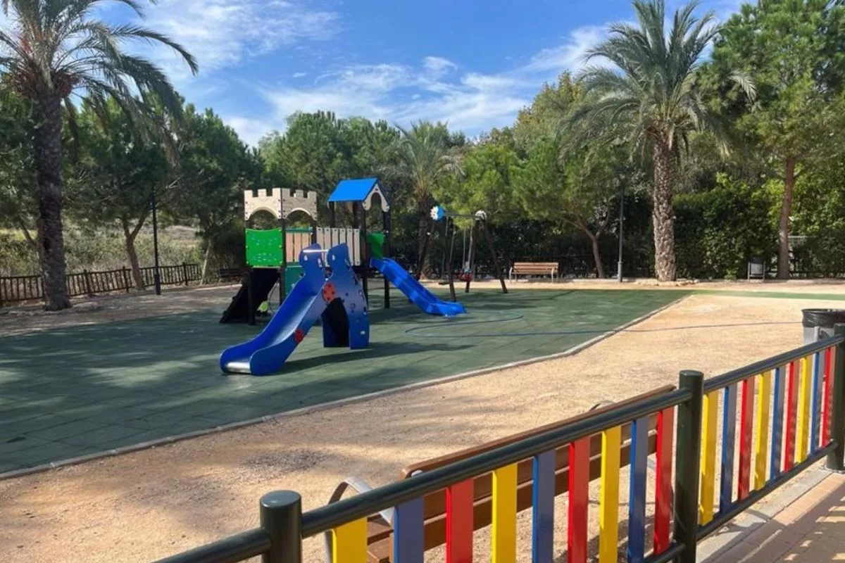 Imagen de la fuente asociada a: En funcionamiento la nueva área de juegos infantiles de la calle Calasparra de Canteras
