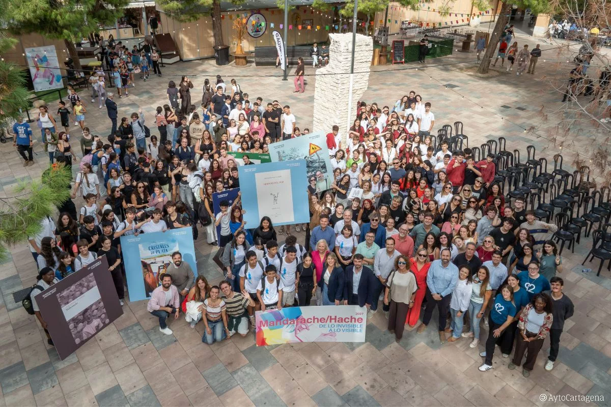 Imagen de la fuente asociada a: Arrancan los Premios Mandarache y Hache desde la Feria del Libro de Cartagena