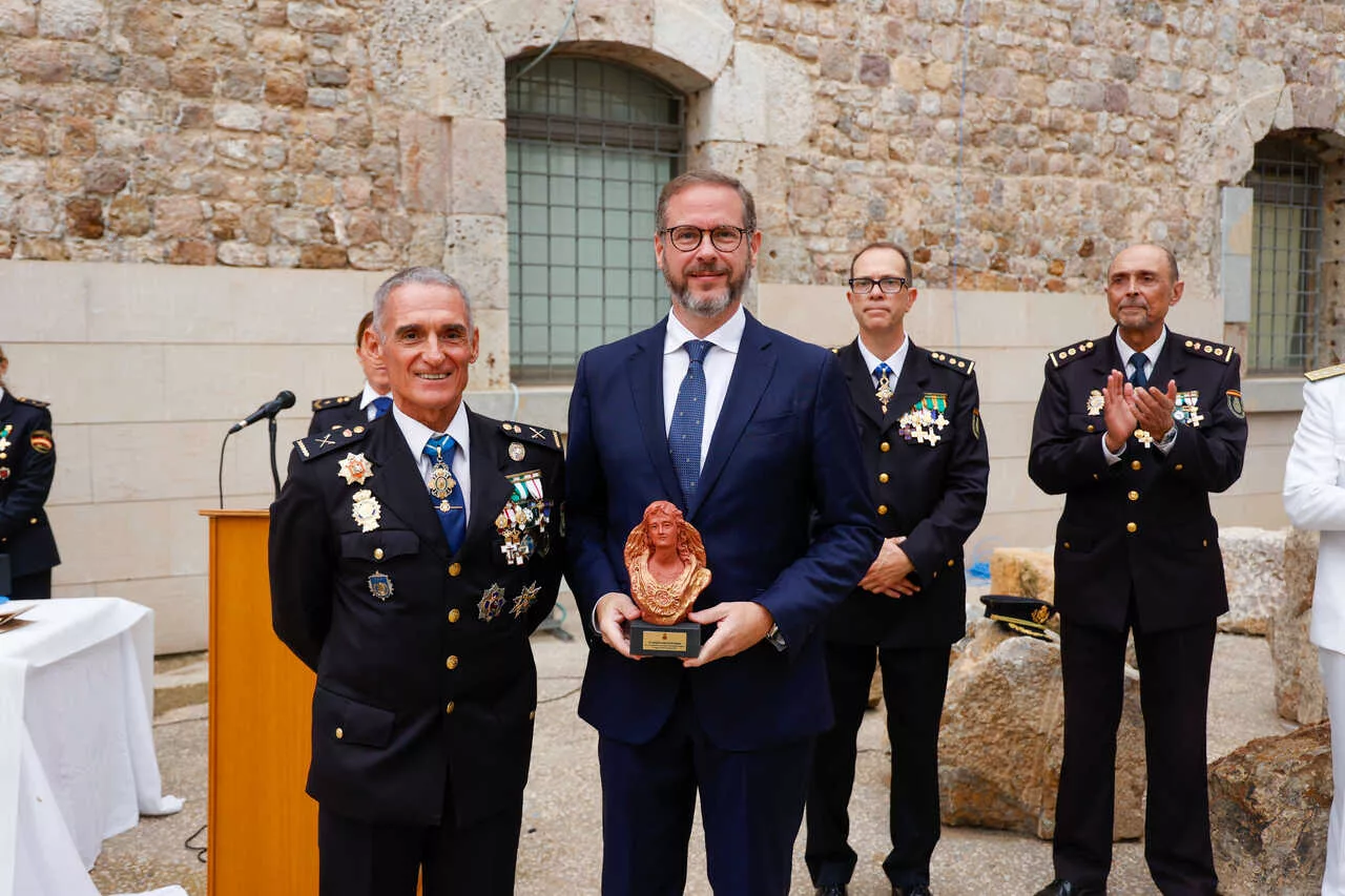 Imagen de la fuente asociada a: La Policía Nacional reconoce a Repsol su compromiso con Cartagena