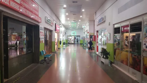 Pasillo del Centro Comercial Cenit, sede de varios comercios; imagen de archivo de 2020