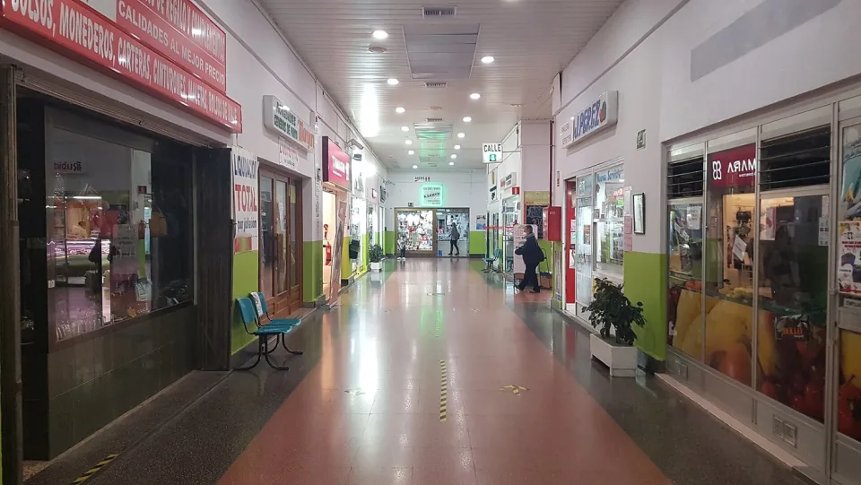 Pasillo del Centro Comercial Cenit, sede de varios comercios; imagen de archivo de 2020