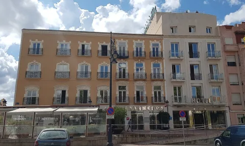 Fachada y terraza del Hotel Los Habaneros, sede del restaurante; foto de 2020