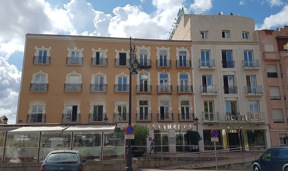 Fachada y terraza del Hotel Los Habaneros, sede del restaurante; foto de 2020