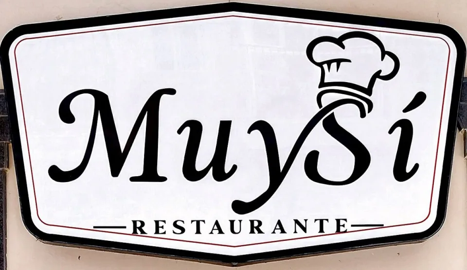 Rótulo del restaurante MuySí en la calle Cuatro Santos