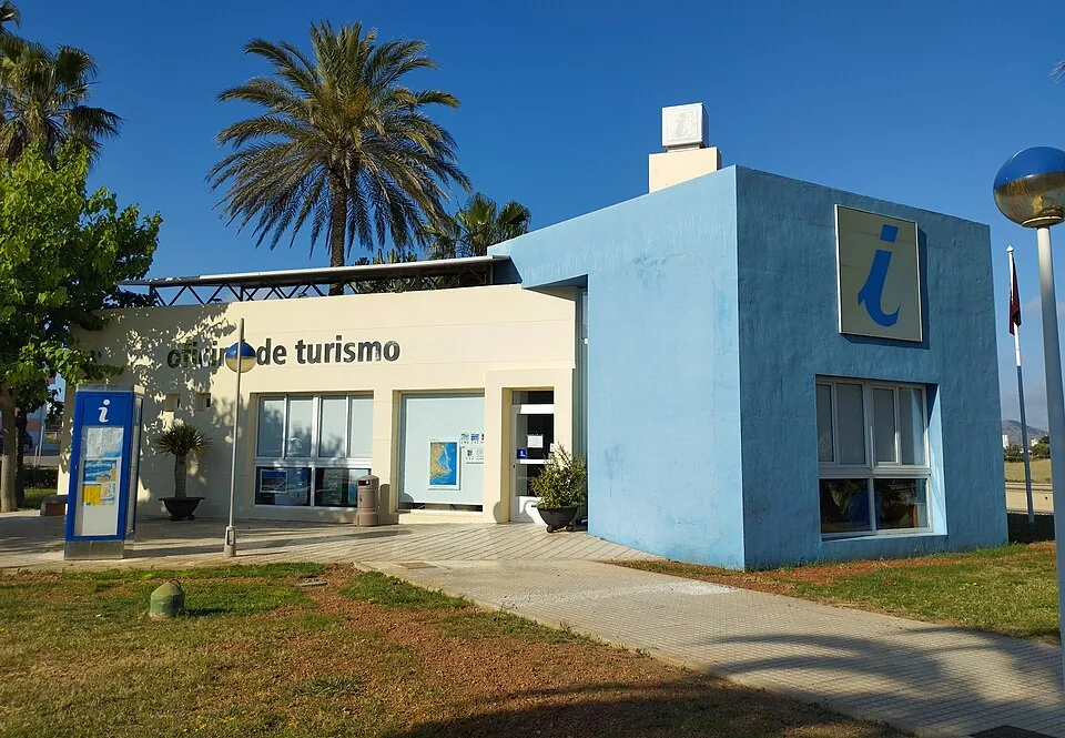 Oficina municipal de información turística en el acceso a La Manga