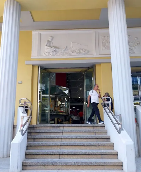 Entrada y escaleras del Mercado de Santa Florentina de Cartagena; imagen del mercado, no de un puesto concreto