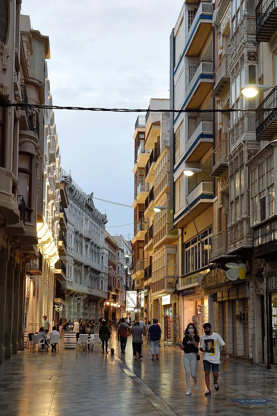 Comercios de la calle Mayor en el centro de Cartagena