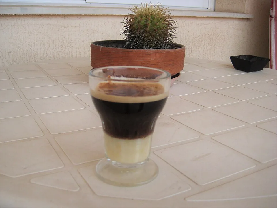 Fotografía de archivo de un café asiático; no corresponde a la degustación anunciada