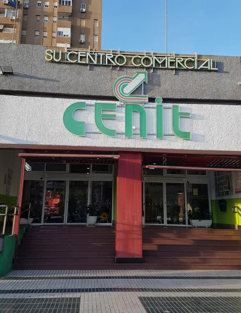 Fachada del Centro Comercial Cenit, lugar donde se encuentra este negocio; no representa su local
