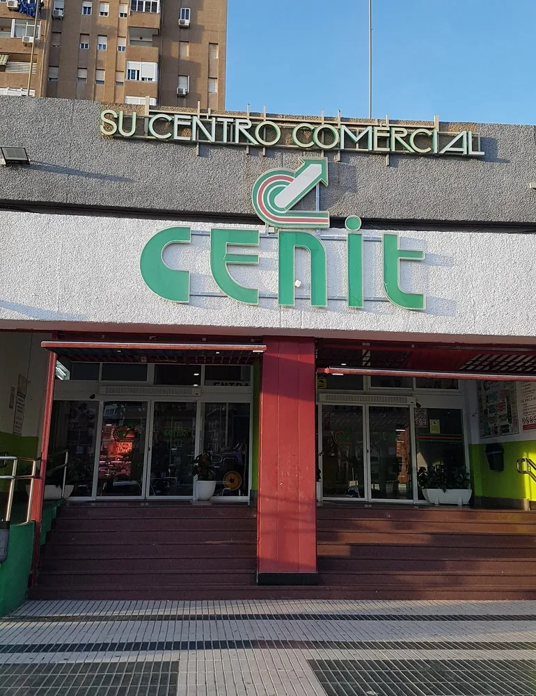 Fachada del Centro Comercial Cenit, lugar donde se encuentra este negocio; no representa su local