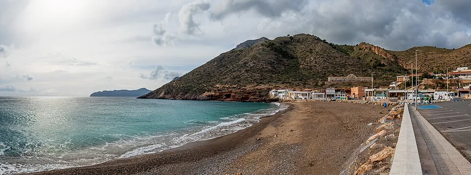 Playa y núcleo de El Portús vistos en 2022