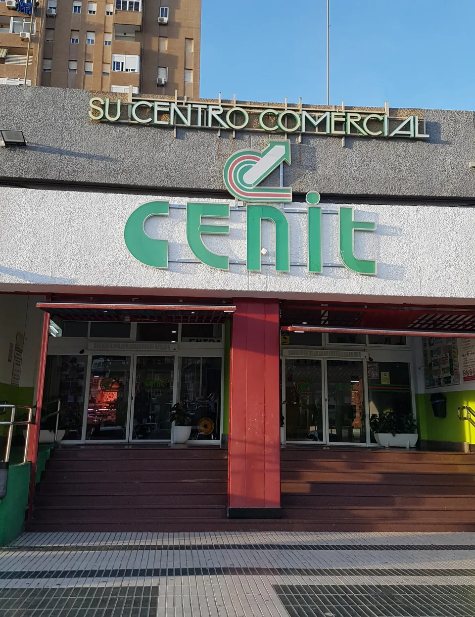 Entrada del Centro Comercial Cenit en Cartagena