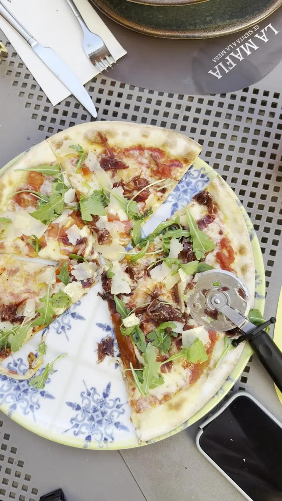 La Famiglia se sienta a la mesa, restaurante italiano en Cartagena